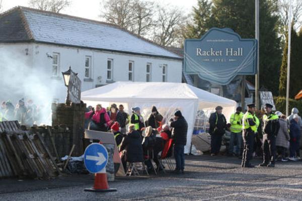 Roscrea: Man arrested after clashes between protesters and gardaí as first asylum seekers arrive 