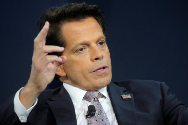 Anthony Scaramucci, SkyBridge Capital创始人兼管理合伙人，在纽约市主持Skybridge Capital SALT New York 2021会议时发言，2021年9月14日。 REUTERS/Brendan McDermid