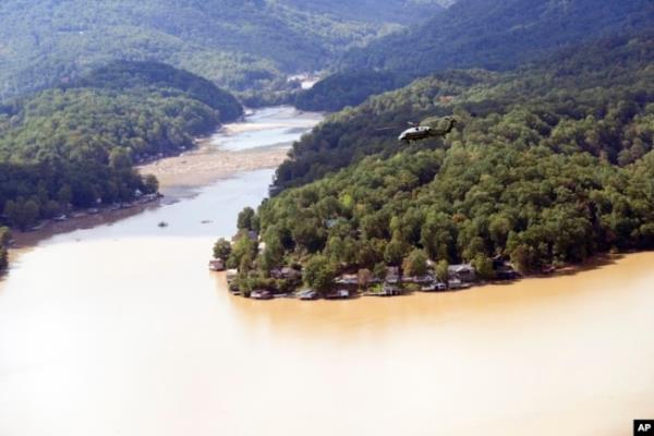搭载拜登总统的海军一号飞越湖泊和受飓风海伦影响的地区，拍摄于2024年10月2日，地点在北卡罗来纳州的烟囱岩附近。